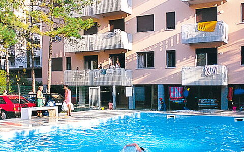 Bibione 633: Vand, Bygning, Daytime, Ejendom, Vindue, Himmel, Blå, Svømmepøl, Azure, Ejerlejlighed