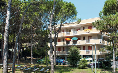 Bibione 634: Plante, Bygning, Ejendom, Vindue, Himmel, Træ, Urban Design, Kvarter, Ejerlejlighed, Ejendom