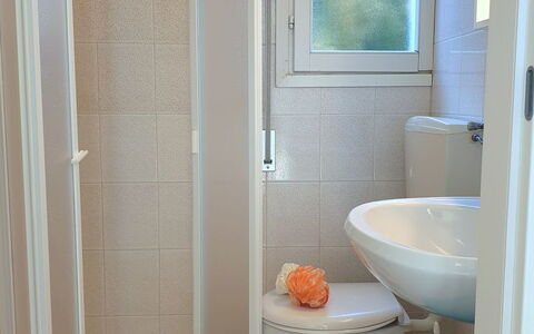 Bibione 752: Ejendom, Sanitærarmatur, Vindue, Badeværelse, Tap, Håndvask, Toiletbræt, Toilet, Etage