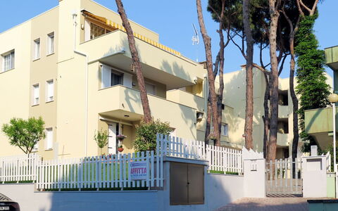 Rosolina Mare 648: Himmel, Bygning, Plante, Vindue, Azure, Træ, Arkitektur, Arecales, Urban Design, Hus