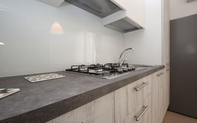 Veranda 648.4: Cabinetry, Tap, Bygning, Håndvask, Countertop, Træ, Køkkenvask, Indretning, Køkken, Komfur