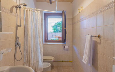 Borgo Agrituristico Il Pino 606.2: Tap, Sanitærarmatur, Ejendom, Håndvask, Badeværelse, Badeværelsesvask, Purple, Belysning, Træ, Indretning
