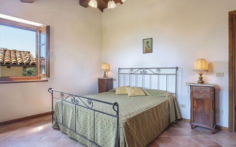 Castelnuovo di Garfagnana 640: Soveværelse, Værelse, Ejendom, Møbel, Seng, Loft, Indretning, Bed Frame, Etage, Bygning