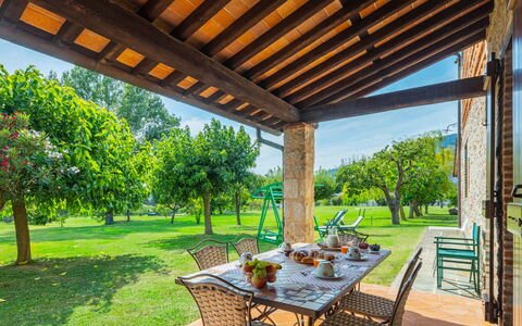 Camaiore 680: Ejendom, Bygning, Ejendom, Gårdhave, Hus, Veranda, Estate, Pergola, Værelse, Villa