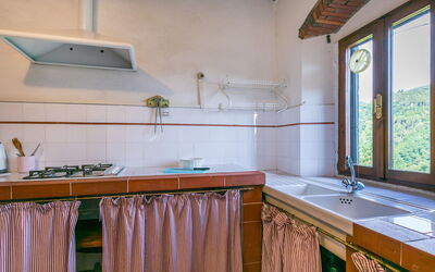Podere Villa Apt. Mezzo 626.1: Cabinetry, Vindue, Tap, Countertop, Håndvask, Træ, Køkken, Indretning, Sanitærarmatur, Stueplante