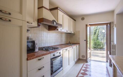 L'Amorosa: Countertop, Cabinetry, Ejendom, Møbel, Køkken, Køkken Apparat, Komfur, Bygning, Træ, Skuffe