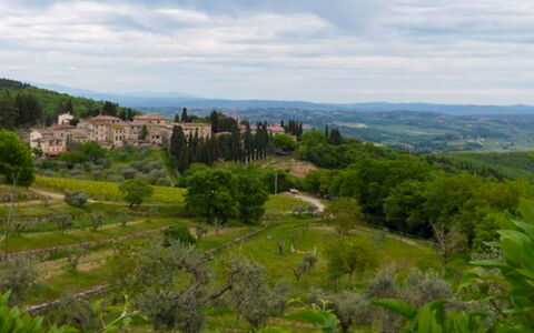 Castellina in Chianti 618: Møbel, Ejendom, Loftsventilator, Cabinetry, Bord, Couch, Belysning, Billedramme, Træ, Countertop