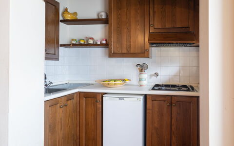 Dicomano 612: Brun, Cabinetry, Countertop, Ejendom, Møbel, Håndvask, Bygning, Træ, Køkken, Køkkenvask