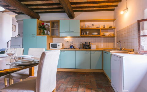 Poggibonsi 618: Cabinetry, Møbel, Countertop, Ejendom, Køkken Apparat, Bord, Køkken, Træ, Komfur, Bygning