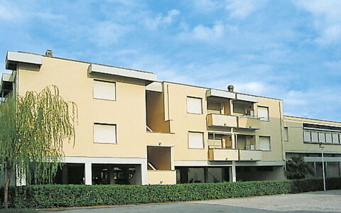 Palazzeta Iv: Sky, Himmel, Bygning, Ejendom, Vindue, Plante, Land Lot, Urban Design, Græs