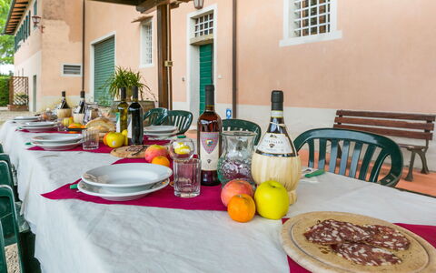 Casa Girasole (Smn101): Mad, Bord, Bordservice, Møbel, Vindue, Plade, Tallerkner, Dug, Flaske, Stol