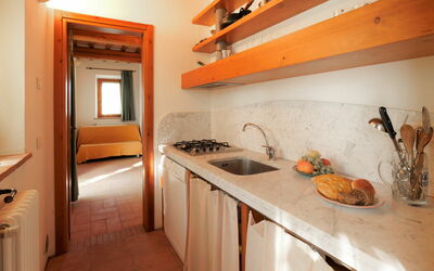 Convento 609.2: Cabinetry, Ejendom, Countertop, Tap, Håndvask, Køkkenvask, Komfur, Køkken, Træ, Orange