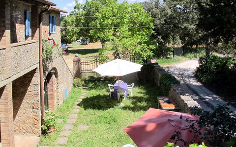 Monteriggioni 602: Ejendom, Gård, Have, Græs, Backyard, Hus, Landdistrikt, Træ, Landskab, Ejendom