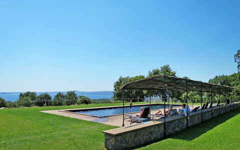 Lago di Bolsena 662: Himmel, Arkitektur, Vand, Græs, Træ, Flod, Hus, Ejendom, Estate, Parkere