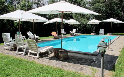 Lago di Bolsena 664: Svømmepøl, Skygge, Fritid, Paraply, Ejendom, Gårdhave, Baldakin, Backyard, Bord, Udendørs Møbler