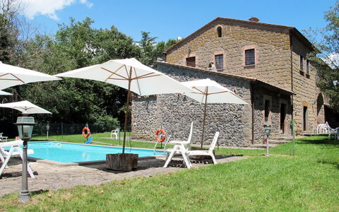 Lago di Bolsena 664: Himmel, Sky, Plante, Ejendom, Svømmepøl, Skygge, Træ, Vand, Udendørs Møbler, Land Lot
