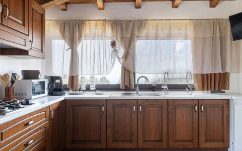 Castagno: Countertop, Cabinetry, Møbel, Ejendom, Køkkenvask, Bygning, Vindue, Håndvask, Træ, Tap