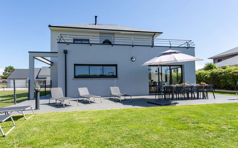 Pirou Beach: Himmel, Bygning, Ejendom, Plante, Vindue, Dør, Skygge, Hus, Land Lot, Arkitektur