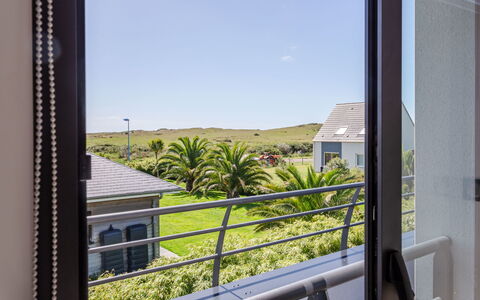 Pirou Beach: Bygning, Himmel, Plante, Vindue, Skygge, Hus, Indretning, Træ, Sommerhus