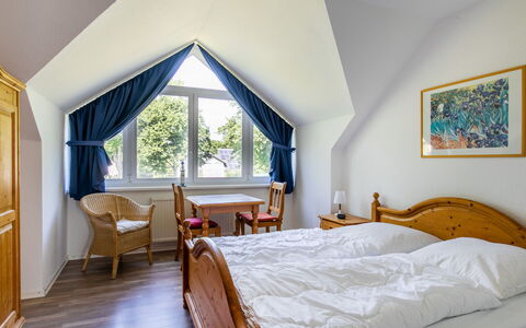 Losentitz: Møbel, Ejendom, Vindue, Komfort, Bygning, Azure, Træ, Bed Frame, Seng, Textile