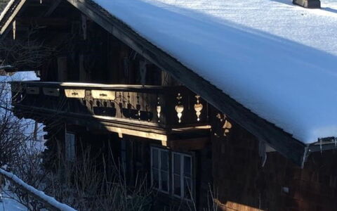 Alte Sahnealm: Sne, Himmel, Bjerg, Hældning, Træ, Træ, Fryser, Bygning, Landskab, Hus