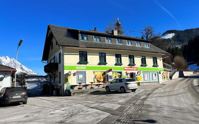 Stein an der Enns 607: Himmel, Hjul, Bil, Ejendom, Vindue, Bygning, Køretøj, Motor Køretøj, Asfalt