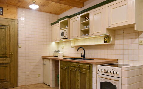 Stará Huť: Cabinetry, Værelse, Countertop, Ejendom, Flise, Køkken, Møbel, Indretning, Håndvask, Bygning