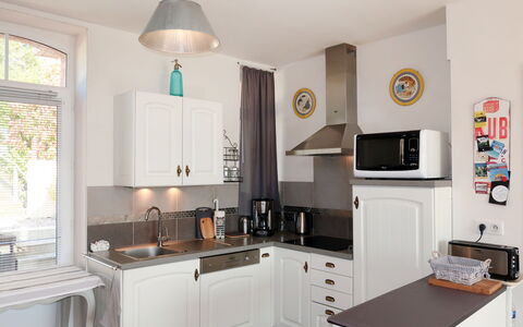 Saint Cast le Guildo 649: Værelse, Møbel, Ejendom, Køkken, Countertop, Hvid, Cabinetry, Indretning, Bygning, Loft