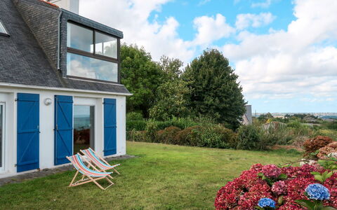 Ti Loïk: Sky, Himmel, Blomst, Plante, Vindue, Bygning, Blå, Naturlige Landskab, Hus, Græs