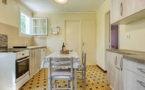 La Bruyère: Cabinetry, Møbel, Countertop, Køkken, Træ, Indretning, Gulvbelægning, Etage, Væg, Skuffe