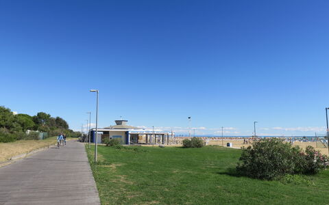 Bibione 660: Træ, Belysning, Indretning, Gulvbelægning, Etage, Stue, Ejendom, Hårdttræ, Bord, Bjælke