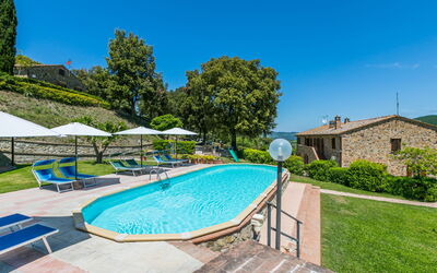 Podere Cafaggiolo 650.3: Møbel, Ejendom, Loftsventilator, Cabinetry, Bord, Couch, Belysning, Billedramme, Træ, Countertop