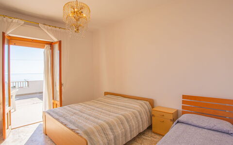 Villa Teresa: Bygning, Møbel, Komfort, Azure, Træ, Bed Frame, Belysning, Skygge, Pude, Orange