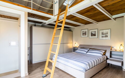 Di Pipot: Seng, Værelse, Soveværelse, Møbel, Ejendom, Bed Frame, Bygning, Gul, Attic, Loft
