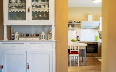 Di Pipot: Værelse, Møbel, Køkken, Cabinetry, Ejendom, Indretning, Countertop, Gul, Hylde, Bygning