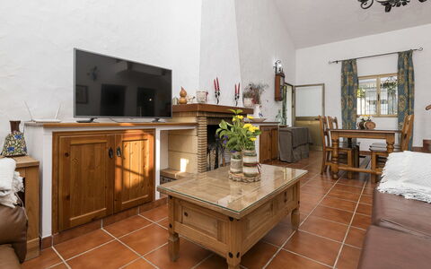 Amado: Cabinetry, Countertop, Møbel, Ejendom, Bord, Træ, Køkken, Stue, Indretning, Stueplante