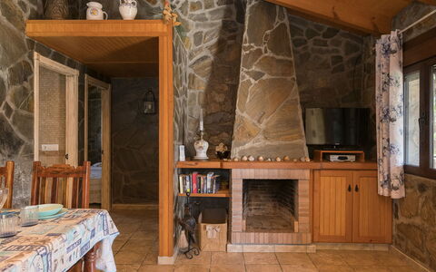 De Piedra: Bord, Møbel, Cabinetry, Træ, Etage, Indretning, Gulvbelægning, Stol, Bejdse, Køkken