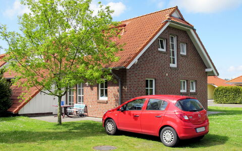Katamaran i: Bil, Køretøj, Ejendom, Bybil, Hus, Hatchback, Græs, Boligområde, Ejendom, Træ