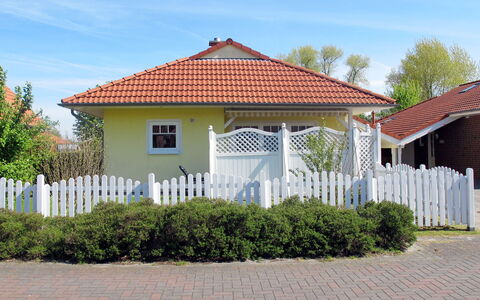 Klipper: Plante, Himmel, Bygning, Sky, Træ, Hus, Land Lot, Skygge, Boligområde, Vindue