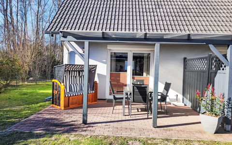 Karlshagen 609: Veranda, Hjem, Sommerhus, Dør, Skygge, Dæk, Stol, Hårdttræ, Udendørs Møbler, Bejdse