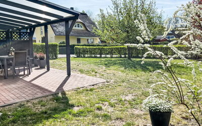 Karlshagen 609: Busk, Have, Udendørs Møbler, Skygge, Bunddække, Forår, Gård, Udendørs Struktur, Landscaping, Lawn