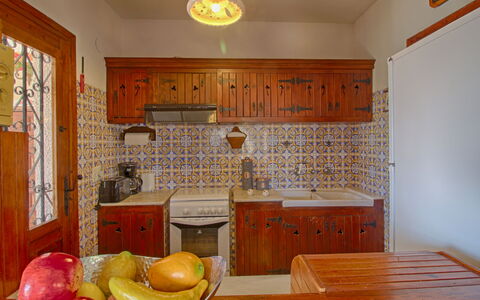 Estrella: Ejendom, Møbel, Bord, Cabinetry, Træ, Belysning, Indretning, Vindue, Gul, Skuffe