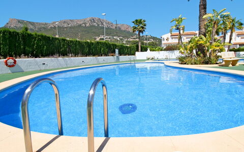 Calpe Calp 1075: Vand, Himmel, Ejendom, Svømmepøl, Plante, Azure, Skygge, Bygning, Træ, Krop Af Vand