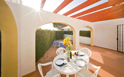 Calpe Calp 1075: Møbel, Ejendom, Bord, Bygning, Stol, Indretning, Plante, Arkitektur, Træ, Gulvbelægning
