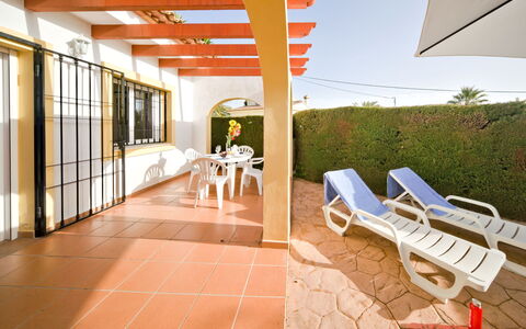 Calpe Calp 1075: Ejendom, Møbel, Bygning, Indretning, Plante, Træ, Orange, Udendørs Møbler, Skygge, Himmel