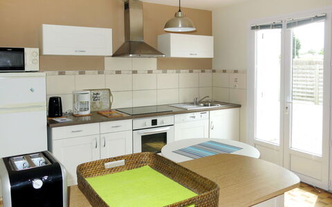 Le Maupas: Værelse, Countertop, Møbel, Køkken, Ejendom, Indretning, Cabinetry, Hus, Bygning, Komfur