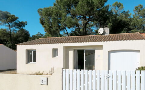 Les Algues: Himmel, Plante, Ejendom, Bygning, Vindue, Træ, Hegn, Arkitektur, Hus, Land Lot