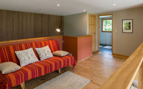 Ty Coat: Møbel, Ejendom, Komfort, Træ, Indretning, Arkitektur, Etage, Gulvbelægning, Væg, Stue