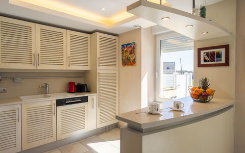 Ty Pors Ar Pagn: Møbel, Indretning, Træ, Gulvbelægning, Countertop, Køkken, Loft, Cabinetry, Belysning, Stol