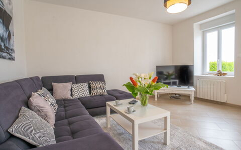 L'Oasis: Møbel, Ejendom, Bord, Blomst, Vindue, Couch, Plante, Indretning, Stueplante, Belysning